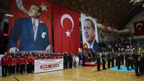 Adana'da Cumhuriyet coşkusu salonlara taştı: Yağmur kutlamalara engel olamadı