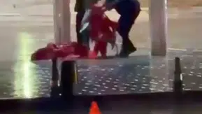 Taksim'de fırtınaya teslim olan bayrağı çevik kuvvet kurtardı