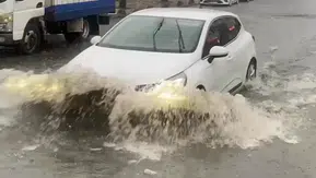 İstanbul'da gökyüzü boşaldı: Esenler'de yollar nehre döndü