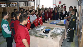 Kışla kapıları öğrencilere açıldı: Mehmetçik ile omuz omuza bir gün