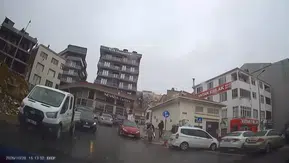 Arnavutköy'de yürekleri ağza getiren kaza: Yaya geçidinde dehşet anları