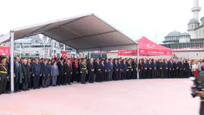 Taksim'de Cumhuriyet coşkusu: Anıt önünde resmi tören düzenlendi