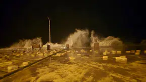 Mudanya sahilinde doğa öfkesini kustu: Dev dalgalar kordonu yerle bir etti