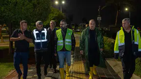 Mersin'de aniden bastıran sağanak hayatı felç etti: Belediye ekipleri teyakkuza geçti