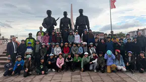 Burhaniye'de pedal çeviren gençler Cumhuriyet coşkusunu sokaklara taşıdı
