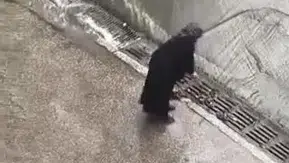 Sağanak yağışta örnek davranış: Bastonuyla mazgalları açtı