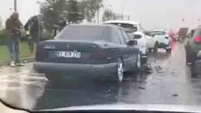 Erzurum'da sabah trafiğini kilitleyen zincirleme kaza: Yağışlı hava sürücülere zor anlar yaşattı