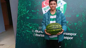 Kaptan istedi Karacabey harekete geçti: Nijeryalı golcünün karpuz aşkı tesisleri şenlendirdi