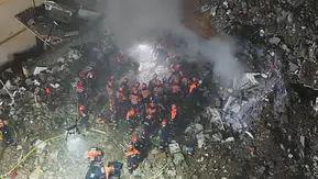 Maltepe'de zamana karşı yarış: Yıkılan binanın enkazında umutlu bekleyiş sürüyor