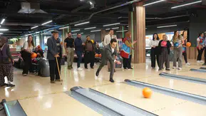 Gazipaşa'da yaşlılar için unutulmaz gün: Fırçayı ellerine aldılar, bowlingde hünerlerini sergilediler