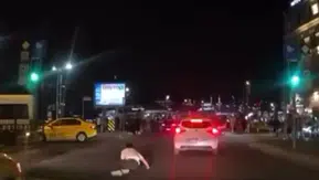 Eminönü'nde korku dolu anlar: Çarptığı yayayı arkasına bile bakmadan bırakıp kaçtı