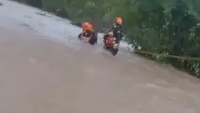 Dere taştı, araç sulara gömüldü: 50 metre sürüklenen sürücünün yaşam mücadelesi