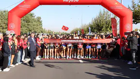 Ankara'da dev organizasyon: 4 bin sporcu başkent sokaklarını maraton alanına çevirdi