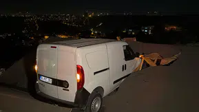 Sarıyer'de korku dolu anlar: Yokuşta kontrolden çıkan araç evin çatısına saplandı