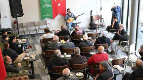 Gaziosmanpaşa'da çifte kutlama: Hem kahve kokusu hem yaşlıların neşesi yükseldi