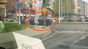 Diyarbakır'da korku dolu anlar: Kontrolden çıkan otomobil kaldırıma çarparak yan yattı