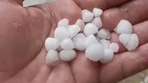 Silivri’de ceviz büyüklüğündeki dolu araçlara zarar verdi