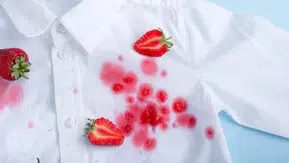 Çilek lekesi kabusuna son: Beyaz tişörtleri kurtaran o pratik yöntem