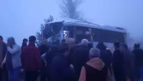 Bolu Mudurnu yolunda tır ve midibüs çarpıştı 3 yaralı var