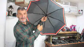 Rize’de Şemsiye Tamirciliği Bir Sanat Olarak Yaşıyor