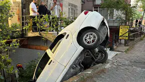 Beyoğlu'nda alkollü sürücü otomobiliyle binanın girişine uçtu