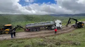 Bolu köy yollarında ağır vasıta çıkmazı