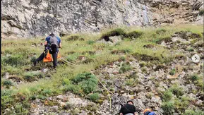 Eskişehir’de çanta peşindeki iki genç kayalıklarda mahsur kaldı
