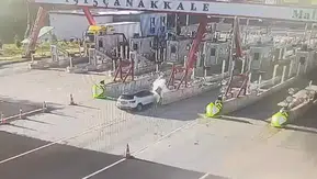 Malkara gişelerinde feci kaza Otomobil bariyere çarptı