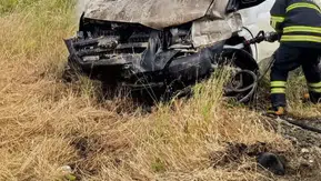 Hatay Defne’de seyir halindeki pikap küle döndü