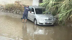 Bodrum’da dere yatağına park eden sürücülere yağmur sürprizi