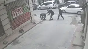 Beyoğlu’nda yürürken tepesinden cam yağdı