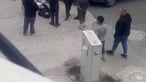 Kaza sonrası ambulans beklerken sigara keyfi yaptı