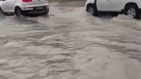 Ankara'da ani bastıran yağış trafiği felç etti