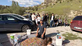 Güzelyurt mezarlıklarında şekerli gelenek bu bayramda da yaşatıldı