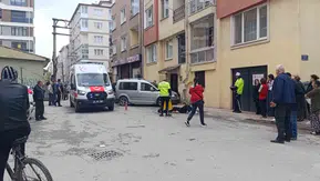 Eskişehir’de kontrolden çıkan araç apartman önündeki yayaları altına aldı