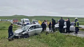 Çorum yolunda kafa kafaya çarpışma