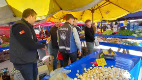 Mudurnu pazarında zabıta terazi ve etiket kontrolü yaptı