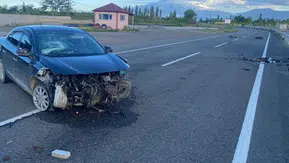 Iğdır’da kontrolden çıkan araç refüje çarptı
