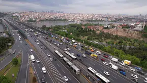 İstanbul trafiği yağmur ve futbolla kilitlendi
