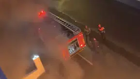 Sancaktepe'de otomobilin yanma anı kameraya yansıdı