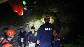 Menderes şelalesinde mahsur kalan dört genç kurtarıldı