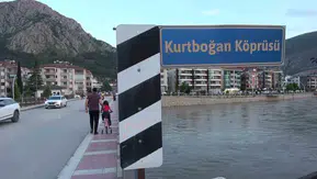 Amasya'da köprü yolunda tehlikeli çökme