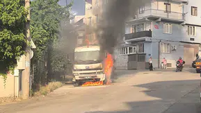 Bursa Yıldırım’da park halindeki kamyon küle döndü