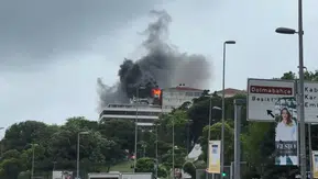 Gümüşsuyu'nda beş katlı binanın çatısı alevlere teslim oldu