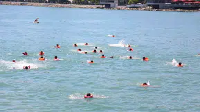 Fatsalı denizcilik öğrencileri mezuniyet diplomalarını denizin içinden çıkardı