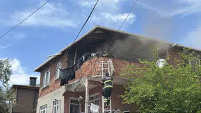 Darıca’da yangın paniği Anne ve kızı balkondan son anda kurtarıldı