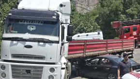 Çukurca yolunda tır kazası sürücüyü hastanelik etti