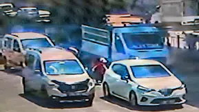 Adana'da trafik ışıklarında 4 yaşındaki çocuğa iki araç çarptı