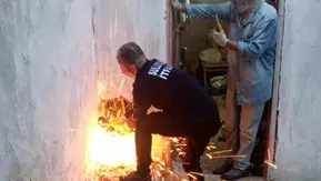 Amasya'da baca içine sıkışan kedi operasyonu