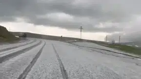 Ilgar Dağı geçidinde yaz ortasında kış manzarası